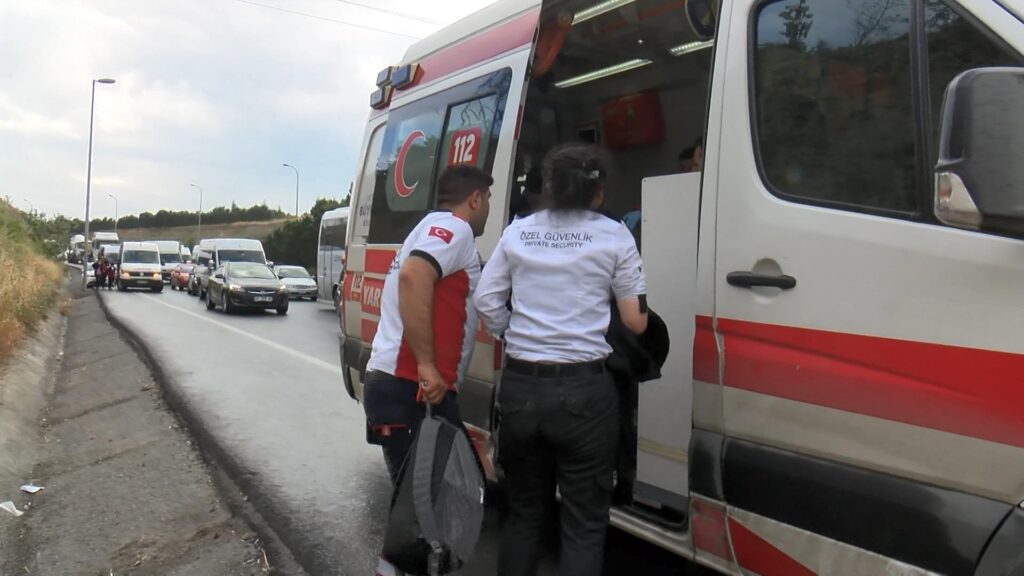 Başakşehir'de özel güvenlik görevlilerini taşıyan servis minibüsü devrildi-özelgüvenlik tv