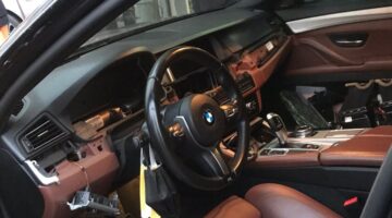 Site özel güvenliğinin gözü önünde gösterge paneli hırsızlığı